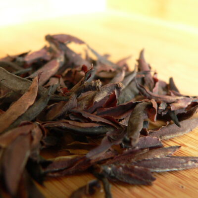 (R-10) "Фіолетова Ці" Червоний чай з фіолетових бруньок з дикорослими фіолетовими деревами.