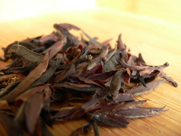 (R-10) "Фіолетова Ці" Червоний чай з фіолетових бруньок з дикорослими фіолетовими деревами.